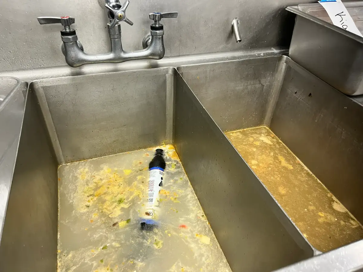 AntesN/AFregadero de Cocina Comercial: Reparación de Drenaje