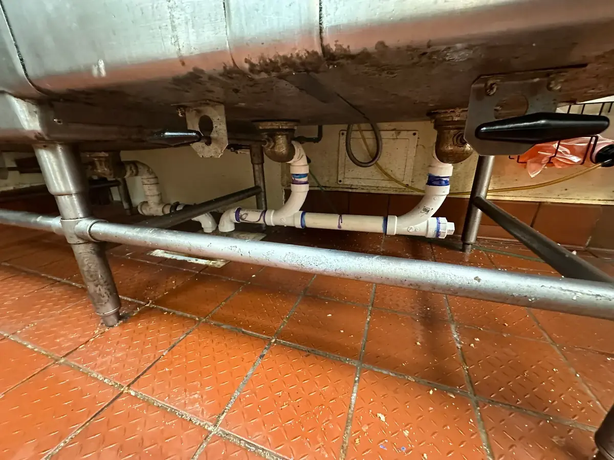 DespuésN/AFregadero de Cocina Comercial: Reparación de Drenaje
