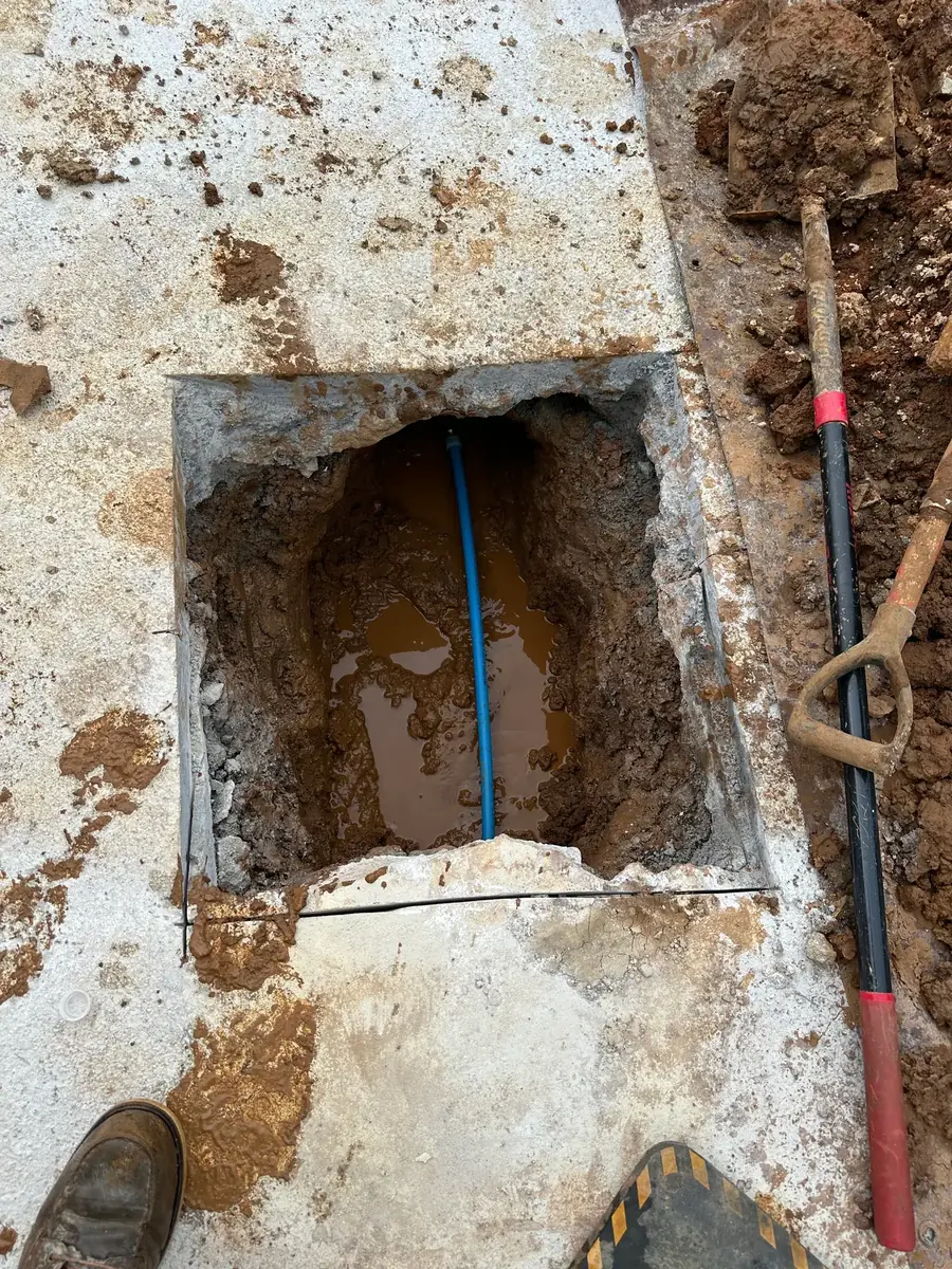 AntesN/AFuga en Línea de Agua Bajo el Camino de Entrada: Localización y Reparación