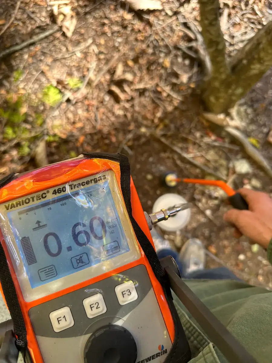 AntesN/AFuga Subterránea, Sin Evidencia en Superficie, Encontrada con Gas Trazador