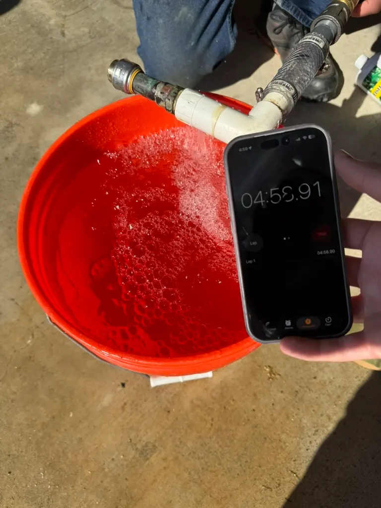 Caso de localización de fugas que muestra la prueba controlada de pérdida de agua y la línea principal exterior reparada