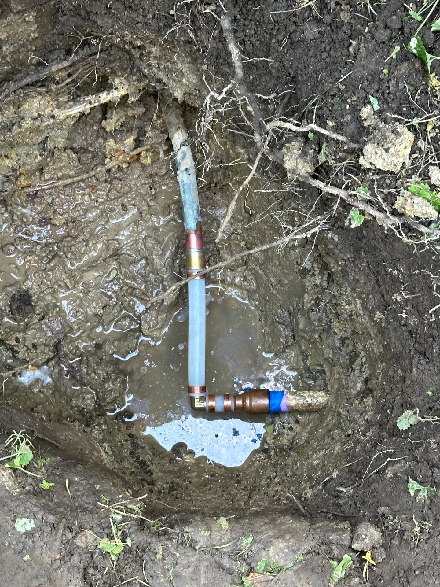 Caso de localización de fugas que muestra la prueba controlada de pérdida de agua y la línea principal exterior reparada